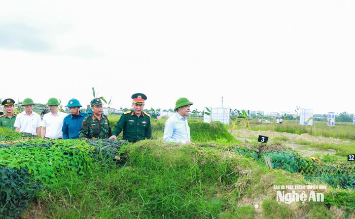 Chủ tịch UBND tỉnh và đoàn công tác kiểm tra khu vực thao trường diễn tập thực binh vòm phòng không bền vững. Ảnh: Thành Duy