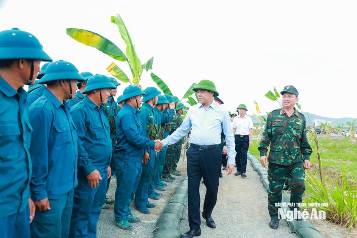 Chủ tịch UBND tỉnh thăm, động viên lực lượng dân quân xã Hưng Nguyên và các phường: Vinh Phú, Vinh Hưng tham gia diễn tập. Ảnh: Thành Duy
