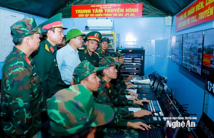 Chủ tịch UBND tỉnh Võ Trọng Hải kiểm tra tại khu vực Trung tâm truyền hình diễn tập tác chiến phòng thủ. Ảnh: Thành Duy