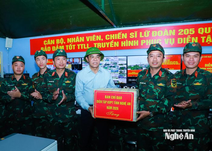 Chủ tịch UBND tỉnh Võ Trọng Hải tặng quà động viên cán bộ, chiến sĩ làm việc tại Trung tâm truyền hình diễn tập tác chiến phòng thủ. Ảnh: Thành Duy