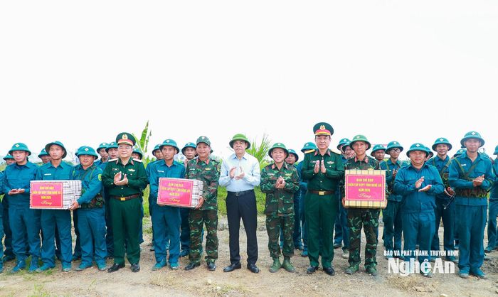 Chủ tịch UBND tỉnh tặng quà động viên lực lượng dân quân xã Hưng Nguyên và các phường: Vinh Phú, Vinh Hưng tham gia diễn tập. Ảnh: Thành Duy