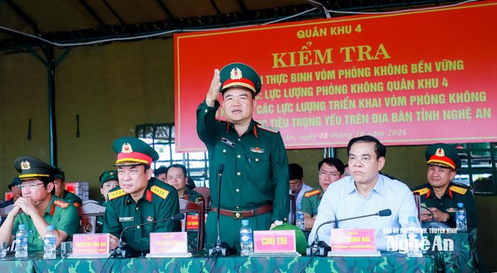 Thiếu tướng Vũ Văn Tùng - Ủy viên Ban Thường vụ Tỉnh ủy, Chỉ huy trưởng Bộ Chỉ huy Quân sự tỉnh báo cáo một số nội dung về công tác chuẩn bị thực binh thiết lập vòm phòng không bảo vệ các mục tiêu trọng yếu của tỉnh. Ảnh: Thành Duy