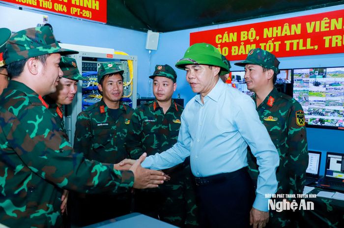 Đồng chí Chủ tịch UBND tỉnh thăm hỏi, động viên cán bộ, chiến sĩ làm nhiệm vụ tại Trung tâm truyền hình diễn tập tác chiến phòng thủ. Ảnh: Thành Duy