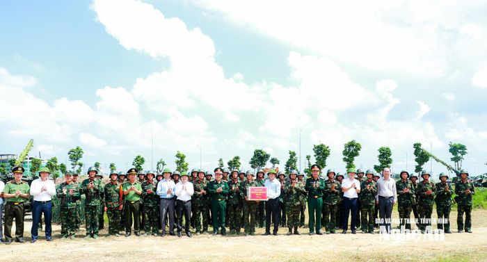 Chủ tịch UBND tỉnh và đoàn công tác tặng quà đến cán bộ, chiến sĩ Lữ đoàn Phòng không 283, Quân khu 4 tham gia diễn tập. Ảnh: Thành Duy