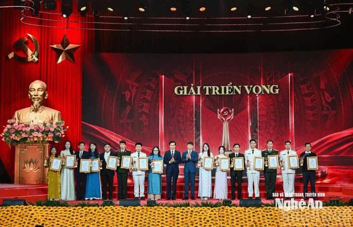 Ban Tổ chức trao giải Triển vọng cho các tác giả. Ảnh: Duy Linh