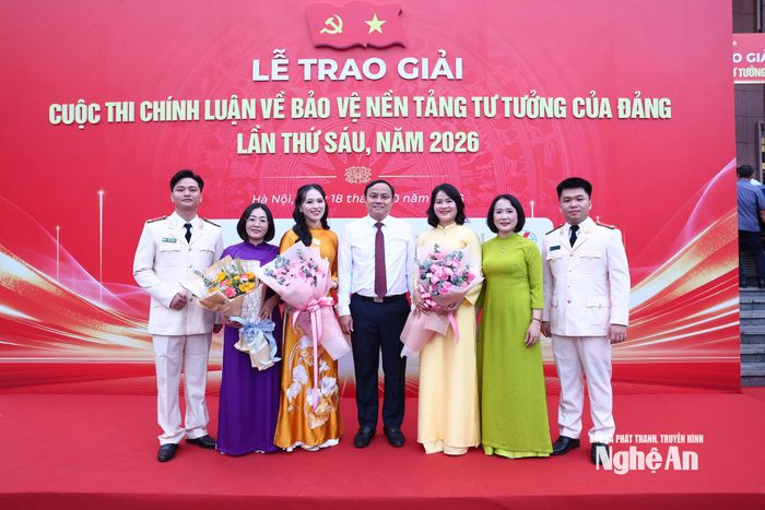 Đồng chí Phạm Ngọc Cảnh - Phó Trưởng Ban Tuyên giáo Tỉnh ủy chúc mừng các tác giả, nhóm tác giả đạt giải. Ảnh: P.V
