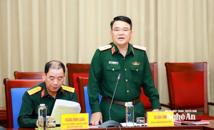 Thiếu tướng Vũ Văn Tùng - Ủy viên Ban Thường vụ Tỉnh ủy, Chỉ huy trưởng Bộ Chỉ huy Quân sự tỉnh, Phó Chủ tịch Thường trực Hội đồng Nghĩa vụ quân sự tỉnh phát biểu tại cuộc làm việc. Ảnh: Thành Duy