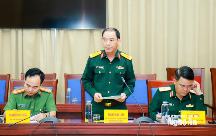 Đại tá Hoàng Đình Luân - Phó Chỉ huy trưởng, Tham mưu trưởng Bộ Chỉ huy Quân sự tỉnh trình bày đánh giá công tác tuyển quân năm 2026 và triển khai kế hoạch năm 2027. Ảnh: Thành Duy