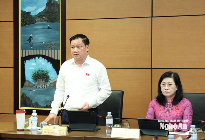 Đại biểu Nguyễn Khắc Thận - Bí thư Tỉnh ủy, Trưởng Đoàn ĐBQH tỉnh điều hành thảo luận. Ảnh: Khánh Duy