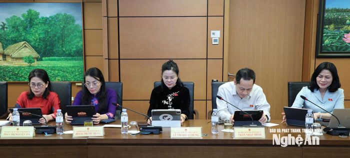 Đại biểu Quốc hội đoàn tỉnh Nghệ An tham gia thảo luận tổ. Ảnh: Khánh Duy
