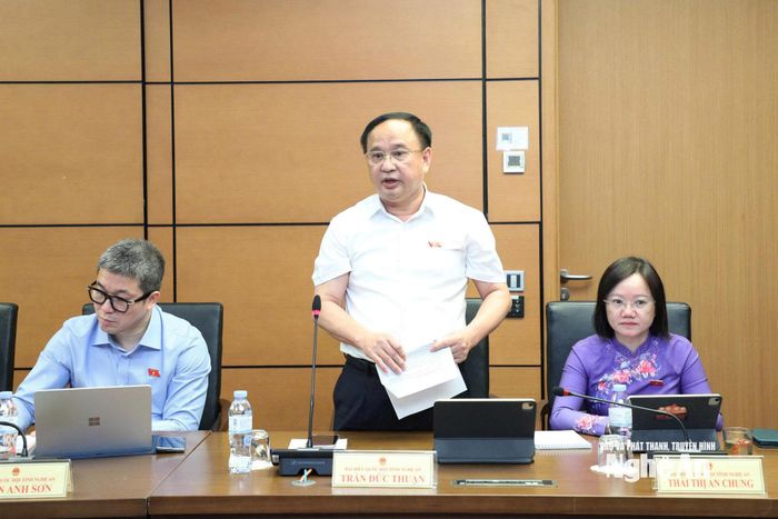 Đại biểu Trần Đức Thuận - Phó Chủ nhiệm Ủy ban Quốc phòng, An ninh và Đối ngoại của Quốc hội phát biểu thảo luận. Ảnh: Khánh Duy