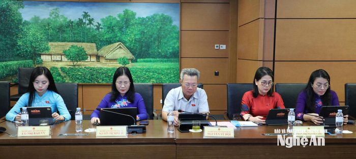 Đại biểu Quốc hội đoàn tỉnh Nghệ An tham gia thảo luận tổ. Ảnh: Khánh Duy