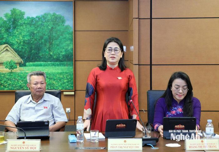 Đại biểu Phan Thị Nguyệt Thu - Chánh án TAND tỉnh phát biểu thảo luận. Ảnh: Khánh Duy