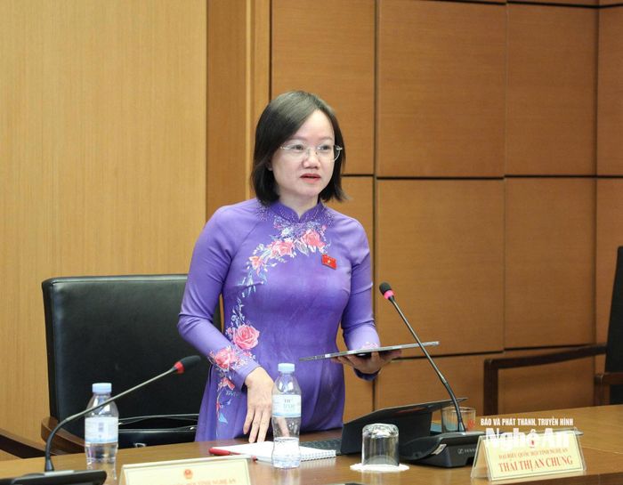 Đại biểu Thái Thị An Chung - Phó Trưởng đoàn chuyên trách Đoàn ĐBQH tỉnh phát biểu thảo luận. Ảnh: Khánh Duy