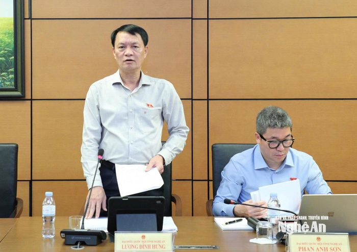 Đại biểu Lương Đình Hưng - Phó Tư lệnh Pháp luật Cảnh sát biển Việt Nam phát biểu thảo luận. Ảnh: Khánh Duy