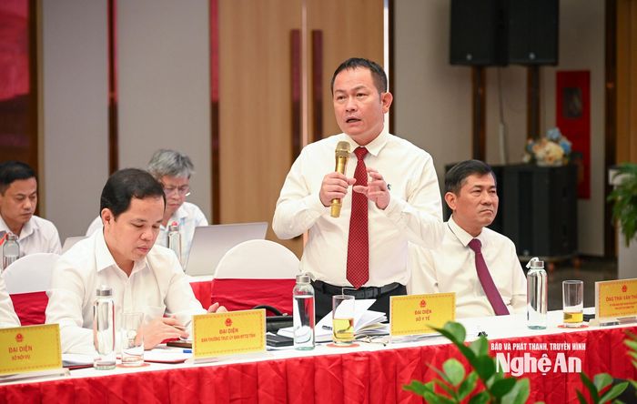 Phó Giám đốc Sở Y tế Nguyễn Hữu Lê giải trình các vấn đề đại biểu quan tâm. Ảnh: Thành Cường