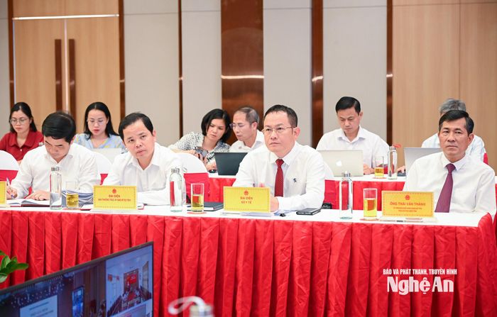 Phó Chủ tịch UBND tỉnh Thái Văn Thành cùng đại diện lãnh đạo các sở, ngành tham dự phiên giải trình. Ảnh: Thành Cường