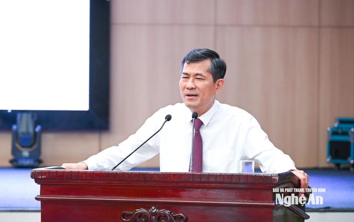 Phó Chủ tịch UBND tỉnh Thái Văn Thành phát biểu tại phiên giải trình. Ảnh: Thành Cường