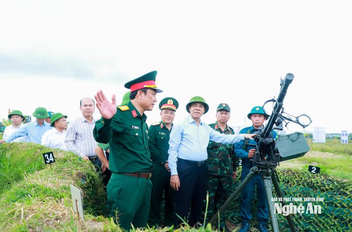 Đại tá Nguyễn Văn An - Ủy viên Ban Chấp hành Đảng bộ tỉnh, Chính ủy Bộ CHQS tỉnh báo cáo công tác chuẩn bị diễn tập. Ảnh: Thành Duy
