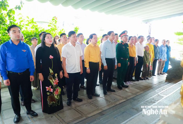 Chủ tịch UBND tỉnh Võ Trọng Hải và các đại biểu về dâng hoa, dâng hương tưởng niệm tại Khu Di tích lịch sử Quốc gia Truông Bồn. Ảnh: Thành Duy