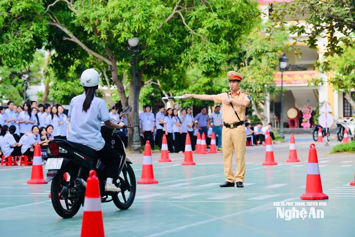 Hướng dẫn các em kỹ năng điều khiển xe gắn máy an toàn. Ảnh: P.V