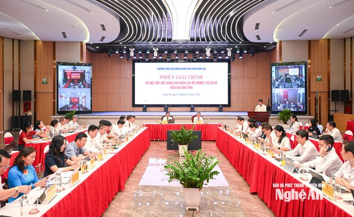 Thường trực HĐND tỉnh tổ chức Phiên giải trình chuyên đề về “Việc sắp xếp và nâng cao năng lực y tế cơ sở trên địa bàn tỉnh”. Ảnh: Thành Cường