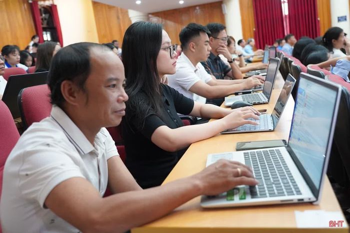 Hà Tĩnh tổ chức tập huấn ứng dụng AI trong quản lý, điều hành cho cán bộ, công chức, viên chức, góp phần nâng cao hiệu quả xử lý công việc và chuyển đổi số.