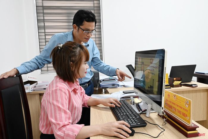Trung tâm Phục vụ hành chính công xã Can Lộc đang sử dụng AI để hướng dẫn người dân làm thủ tục hành chính.