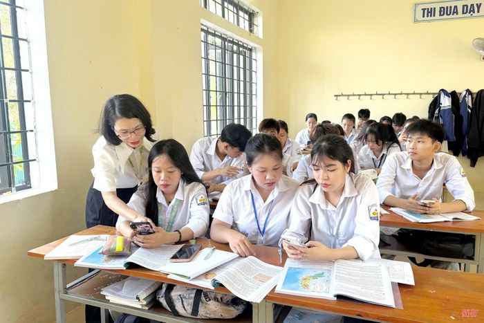 Cô Mai cũng hướng dẫn học sinh sử dụng AI có trách nhiệm.