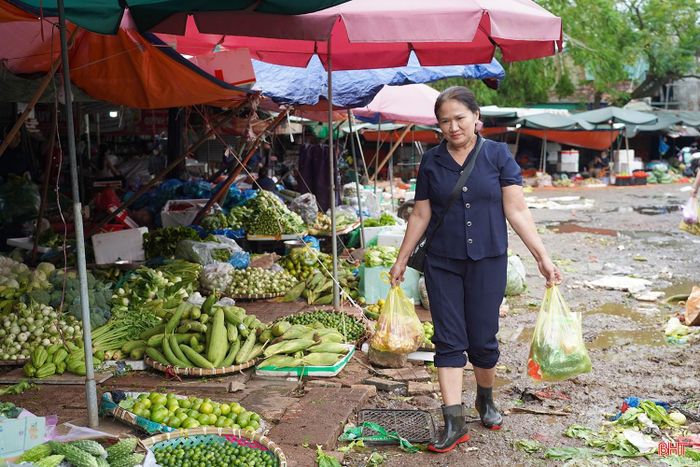  Bà Nguyễn Thị Liên (phường Hà Huy Tập) cho hay: "Tôi thường xuyên đến đây mua thực phẩm, nhưng nhiều khu vực trong chợ rất bẩn. Riêng khu bán rau, củ, có những chỗ phải đi ủng mới vào mua được vì nền lầy lội, nước đọng và có mùi hôi. Tôi thấy hiện nay các chợ ở địa phương đều được đầu tư khang trang, sạch sẽ nên mong chỉnh trang lại chợ Hà Tĩnh". 