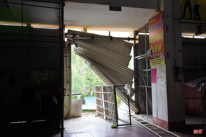 Một số cửa ra vào đã hư hỏng, lâu ngày không sử dụng; nhiều ki-ốt bỏ trống, tạo nên cảnh quan nhếch nhác.