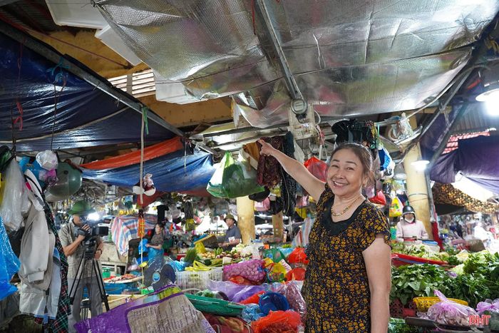  Bà Võ Thị Hậu (tiểu thương chợ Hà Tĩnh) cho biết: “Tôi kinh doanh ở đình nông sản - tạp hoá của chợ đã gần 30 năm. Nhiều năm nay, chợ xuống cấp, mái thường xuyên bị dột mỗi khi mưa. Chúng tôi phải dùng bạt che hàng hóa, rất vất vả, nhưng đây là nguồn thu nhập nên vẫn phải cố gắng buôn bán”. 
