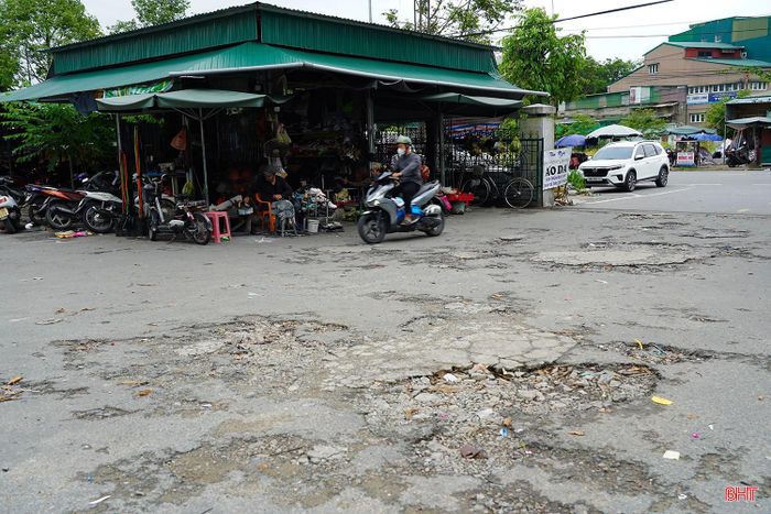 Sau hàng chục năm hoạt động, việc xuống cấp của chợ Hà Tĩnh đặt ra yêu cầu cấp thiết về sửa chữa, nâng cấp hạ tầng và cải thiện môi trường kinh doanh. Đây không chỉ là mong mỏi của các tiểu thương mà còn là yêu cầu để bảo đảm nhu cầu giao thương của người dân và góp phần cải thiện diện mạo đô thị.
