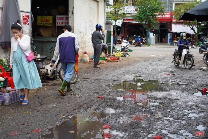 Vào những ngày mưa, khu vực này thường xuyên xảy ra tình trạng nước ứ đọng gây bất tiện cho tiểu thương và người dân khi mua sắm.