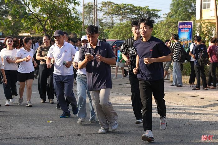 Với thông điệp “Sải bước vì một Việt Nam vươn mình - Run for a Rising Vietnam”, chương trình diễn ra trong 23 ngày (từ ngày 10/10 đến hết ngày 1/11/2026). Người tham gia có thể chạy bộ hoặc đi bộ tại địa điểm, thời gian phù hợp; kết quả được ghi nhận qua ứng dụng UpRace