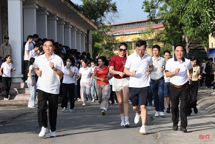 Cán bộ, giáo viên, sinh viên Trường Cao đẳng Kỹ thuật Việt - Đức đã đồng loạt hưởng ứng giải chạy.