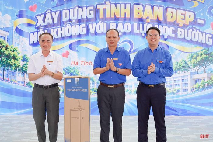 Dịp này, Tỉnh đoàn Hà Tĩnh trao tặng 1 máy lọc nước cho Trường THPT Cẩm Xuyên.