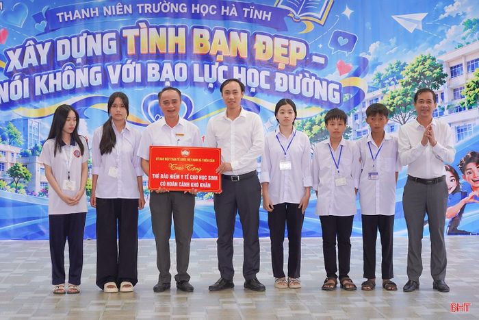 Xã Thiên Cầm trao tặng 15 thẻ BHYT cho các học sinh có hoàn cảnh khó khăn.