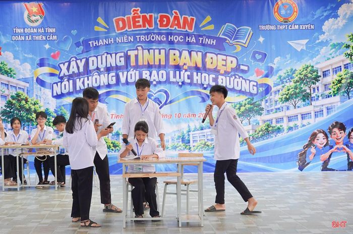 Tiểu phẩm tuyên truyền, phòng ngừa bạo lực học đường do học sinh Trường THPT Cẩm Xuyên biểu diễn.