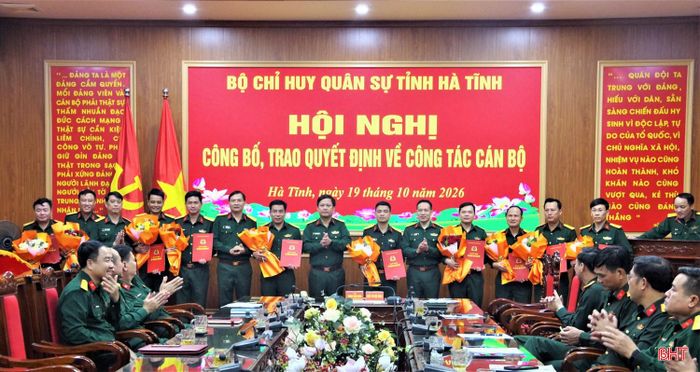 Lãnh đạo Bộ CHQS tỉnh trao quyết định, tặng hoa chúc mừng các đồng chí được điều động, bổ nhiệm.