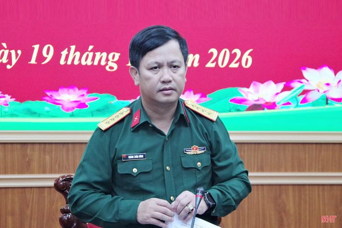 Đại tá Hoàng Xuân Đông - Ủy viên BTV Tỉnh ủy, Chỉ huy trưởng Bộ CHQS tỉnh phát biểu tại hội nghị.