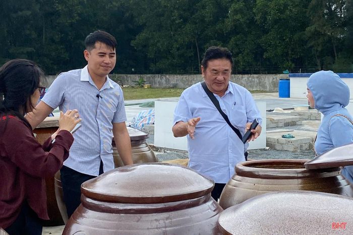 Một số đoàn khách tham quan cơ sở sản xuất của HTX Thu mua và Chế biến thủy hải sản Chiến Thắng. (Ảnh: nhân vật cung cấp)