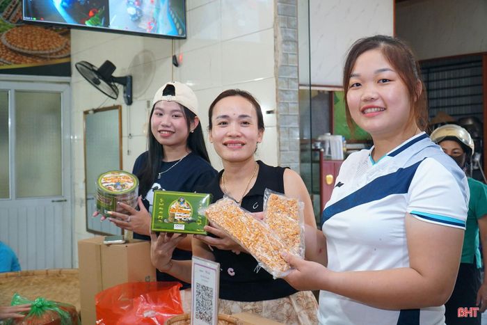 Du khách tìm hiểu nghề làm cu đơ truyền thống và mua sản phẩm tại cơ sở sản xuất.