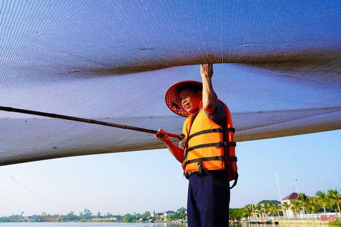 Ông Nguyễn Viết Huệ (thôn Nam Sơn, xã Thạch Hà) cho biết: “Gia đình tôi đã gắn bó với nghề cất vó hơn 20 năm nay. Từ khi có tời để nâng, hạ vó, công việc đỡ vất vả hơn. Công việc thường diễn ra vào ban đêm, đòi hỏi phải biết chọn thời điểm thả, cất vó phù hợp để đạt hiệu quả cao. Những ngày thuận lợi, gia đình có thể thu được 30–40 kg tôm, cá các loại, góp phần cải thiện thu nhập".