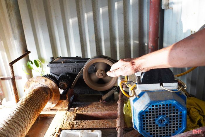 Trước đây, việc nâng, hạ vó chủ yếu dựa vào sức người. Nay, nhiều hộ đã sử dụng máy tời để vận hành, giảm công sức và thời gian lao động, giúp nghề cất vó thích ứng với điều kiện sản xuất mới.