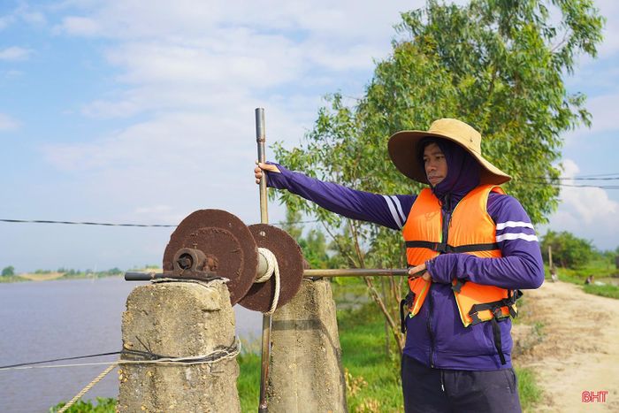  Không chỉ có những người lớn tuổi, một số lao động trẻ ở Thạch Hà vẫn tiếp tục nghề cất vó của gia đình. Anh Nguyễn Văn Điệp ở thôn Bắc Sơn là một trong những người lựa chọn gắn bó với công việc đã được cha mẹ duy trì từ lâu. 