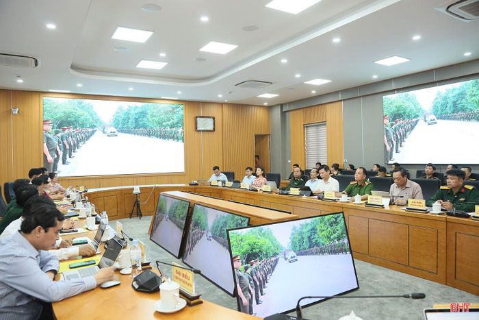 Các đại biểu theo dõi video tổng kết công tác tìm kiếm, quy tập và xác định danh tính hài cốt liệt sĩ năm 2026; sơ kết giai đoạn 1 Chiến dịch.