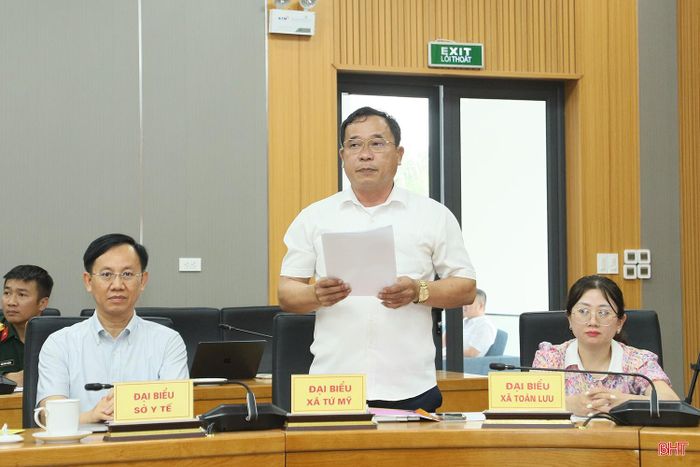 Ông Trần Kim Chi - Phó Chủ tịch UBND xã Tứ Mỹ phát biểu tại hội nghị về triển khai các nhiệm vụ liên quan tại địa phương.