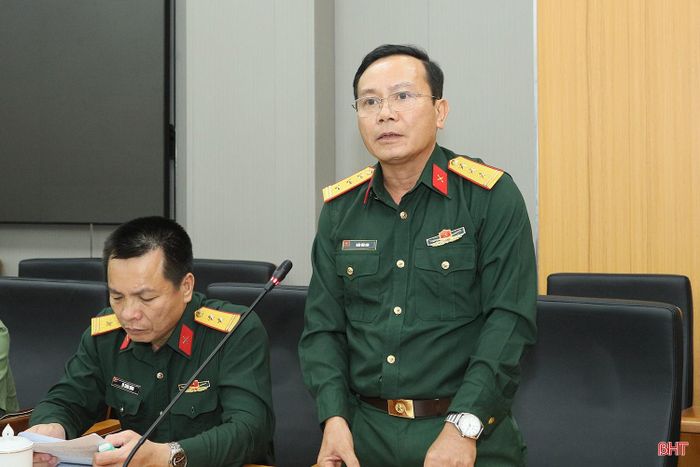  Thượng tá Trần Văn Sơn - Đội trưởng Đội quy tập, Bộ Chỉ huy quân sự tỉnh báo cáo kết quả thực hiện nhiệm vụ tìm kiếm, quy tập hài cốt liệt sĩ trong tỉnh và thực hiện nhiệm vụ mùa khô tại nước CHDCND Lào. 