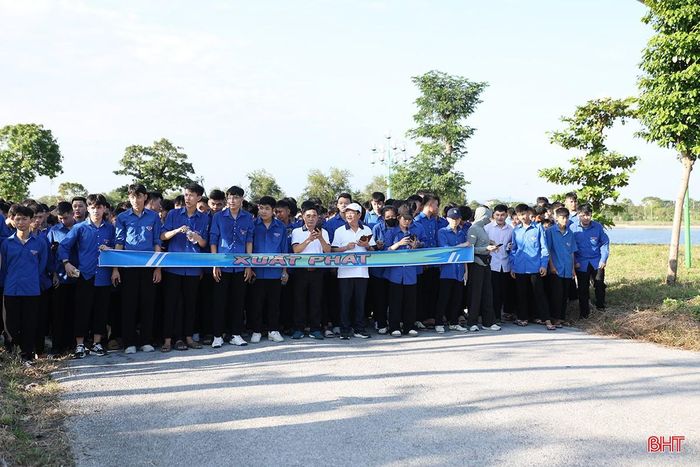 Tại khu vực bờ hồ Bồng Sơn (phường Thành Sen), gần 500 đoàn viên thanh niên, học sinh, sinh viên và cán bộ giáo viên Trường Trung cấp nghề Hà Tĩnh đã đồng loạt tham gia chạy hưởng ứng giải chạy Uprace 2026.